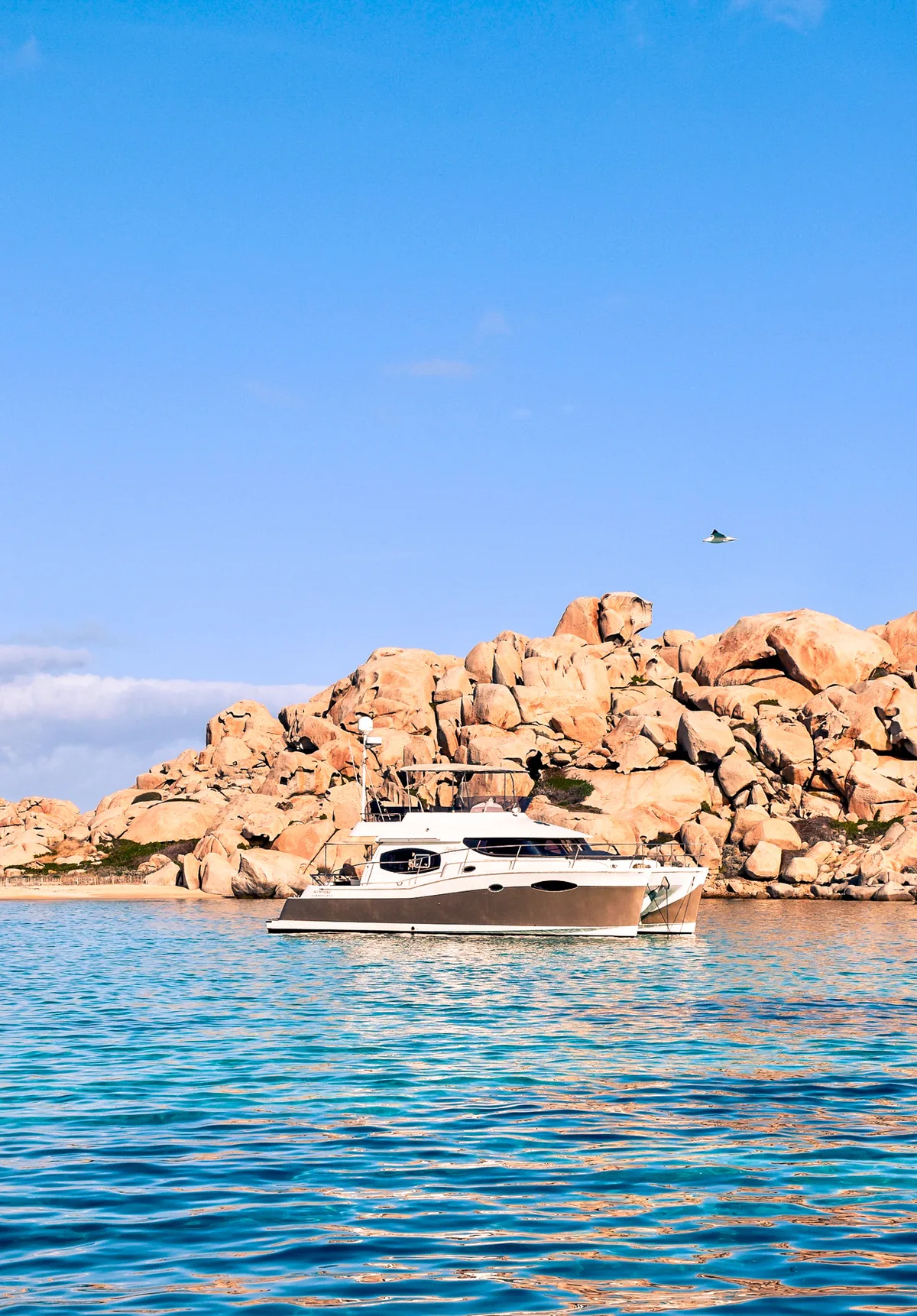 Catamaran au lever du soleil aux îles Lavezzi, Corse du Sud