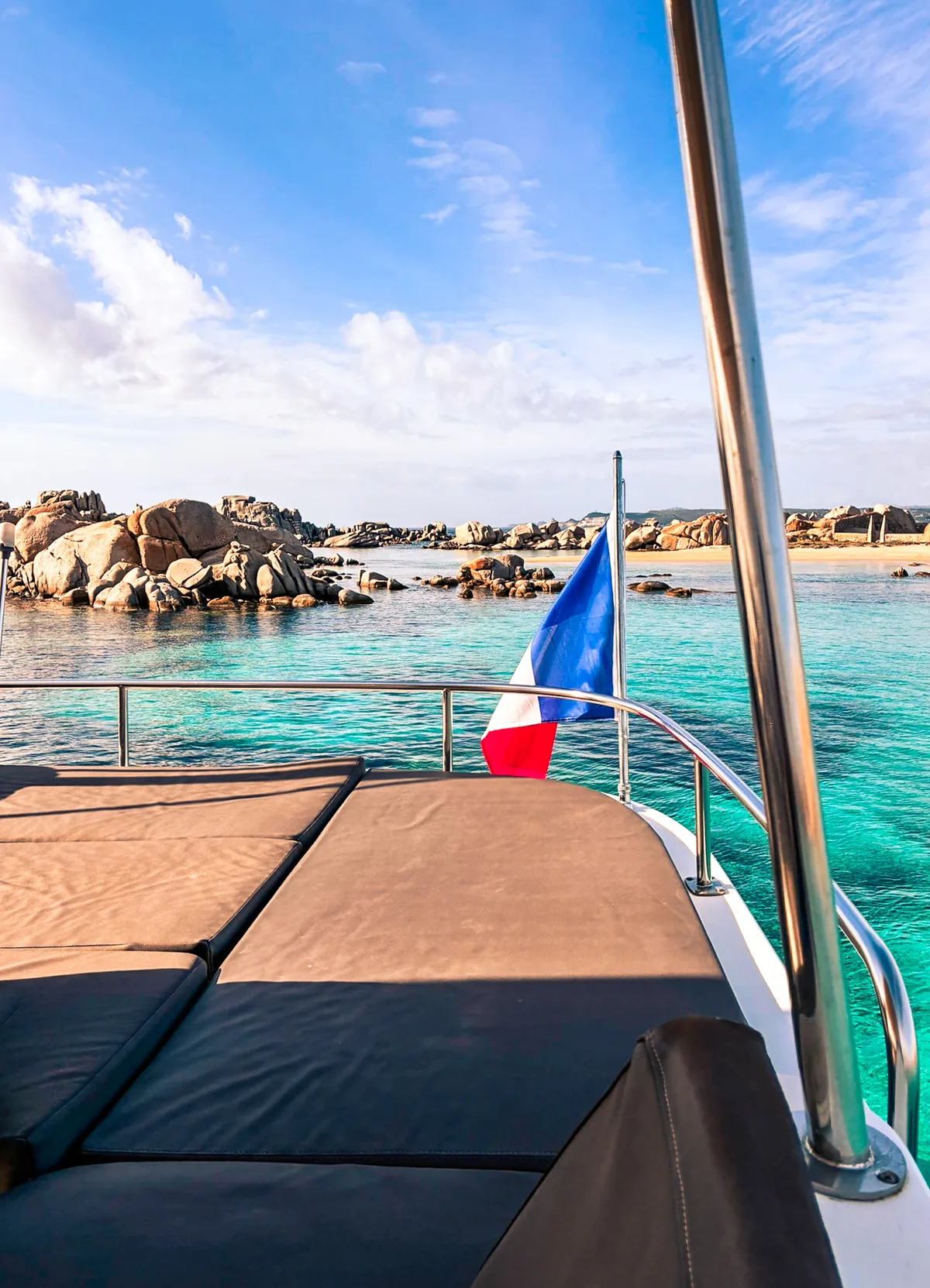 Catamaran Maora au lever du soleil, navigation vers les Lavezzi depuis Bonifacio
