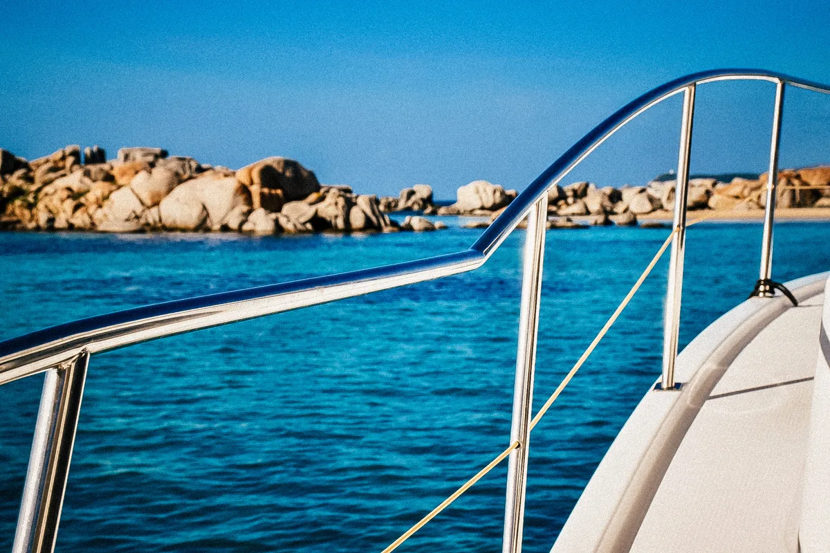 Détails du catamaran Maora dans les Lavezzi