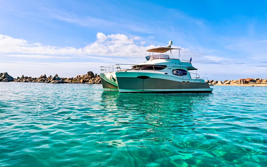 Catamaran Fountaine Pajot Maora dans le lagon des Lavezzi