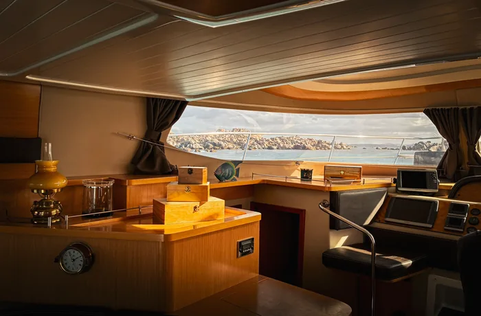 Cabine de pilotage intérieure au coucher de soleil